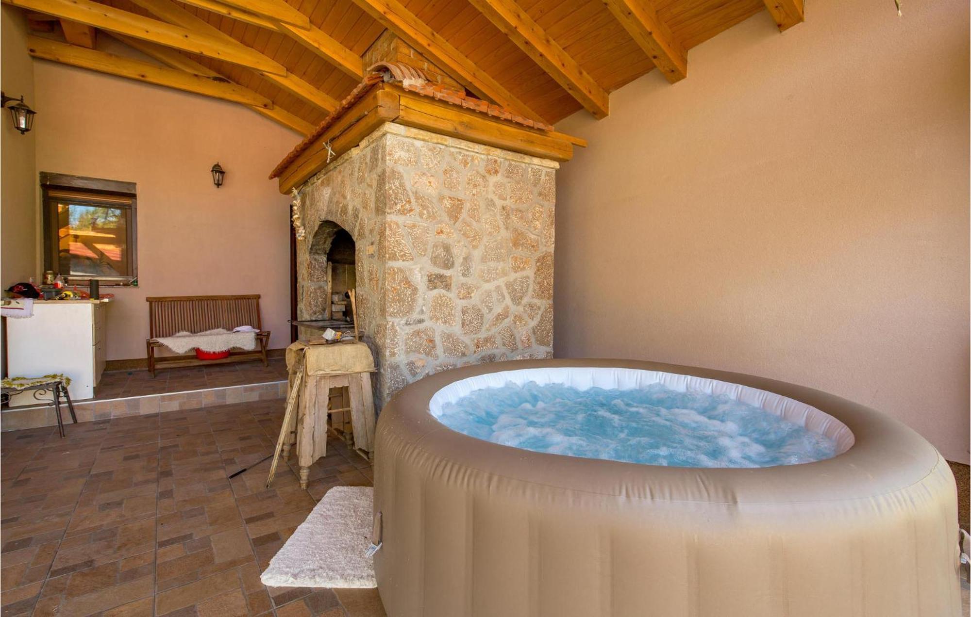 Amazing Home In Vrzici With Jacuzzi Exteriör bild